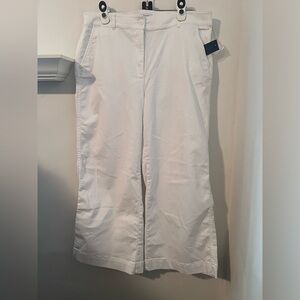 CROWN & IVY NWT Women’s 10 White cropped wide leg pants. Stylish & has stretch